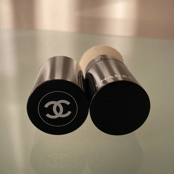NEW Auth. CHANEL
LES PINCEAUX DE CHANEL
Retractable Kabuki Brush N°108 - Picture 3 of 8
